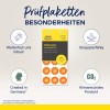 Obraz przedstawia etykiety inspekcyjne (Prüfplaketten) na rok 2027. Podkreśla cechy takie jak odporność na warunki atmosferyczne, solidność, trwałość i neutralność klimatyczna. Etykiety są drukowane na winylu, z wyraźnie widoczną liczbą 27.