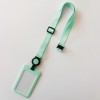 Miętowy zielony smycz z prostokątnym uchwytem na identyfikator, wyposażony w przezroczyste okienko i okrągłe mocowanie u góry, zaprojektowany do prezentacji identyfikacji.