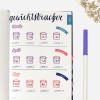 Strona bullet journal zatytułowana 'gewichtstracker' (śledzenie wagi) pokazująca cotygodniowe zmiany wagi dla marca, kwietnia i maja, wraz z motywacyjnymi notatkami. Postęp każdego tygodnia jest śledzony za pomocą kolorowych tabelek i wagi wymienionej poniżej, w towarzystwie zachęcających naklejek.
