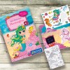 Obraz przedstawia kolorową książeczkę z naklejkami zatytułowaną „Mein Stickerbuch Meerjungfrau”, zawierającą syrenkę i różne morskie stworzenia, a także arkusze z naklejkami i książeczkę do kolorowania. Projekt jest żywy i skierowany do dzieci.